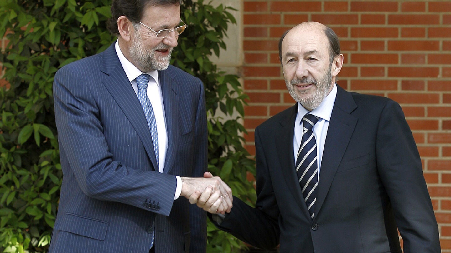 Mariano Rajoy saluda al l&iacute;der del PSOE, Alfredo P&eacute;rez Rubalcaba.