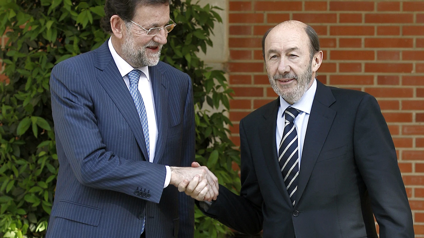 Mariano Rajoy saluda al líder del PSOE, Alfredo Pérez Rubalcaba. Mariano Rajoy saluda al líder del PSOE, Alfredo Pérez Rubalcaba.
