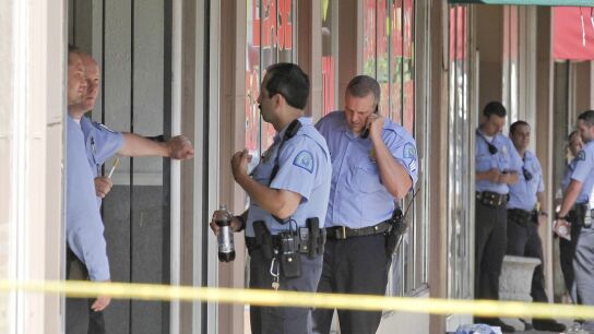 Polic&iacute;as trabajan en el lugar de los hechos
