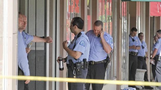 Policías trabajan en el lugar de los hechos Policías trabajan en el lugar de los hechos
