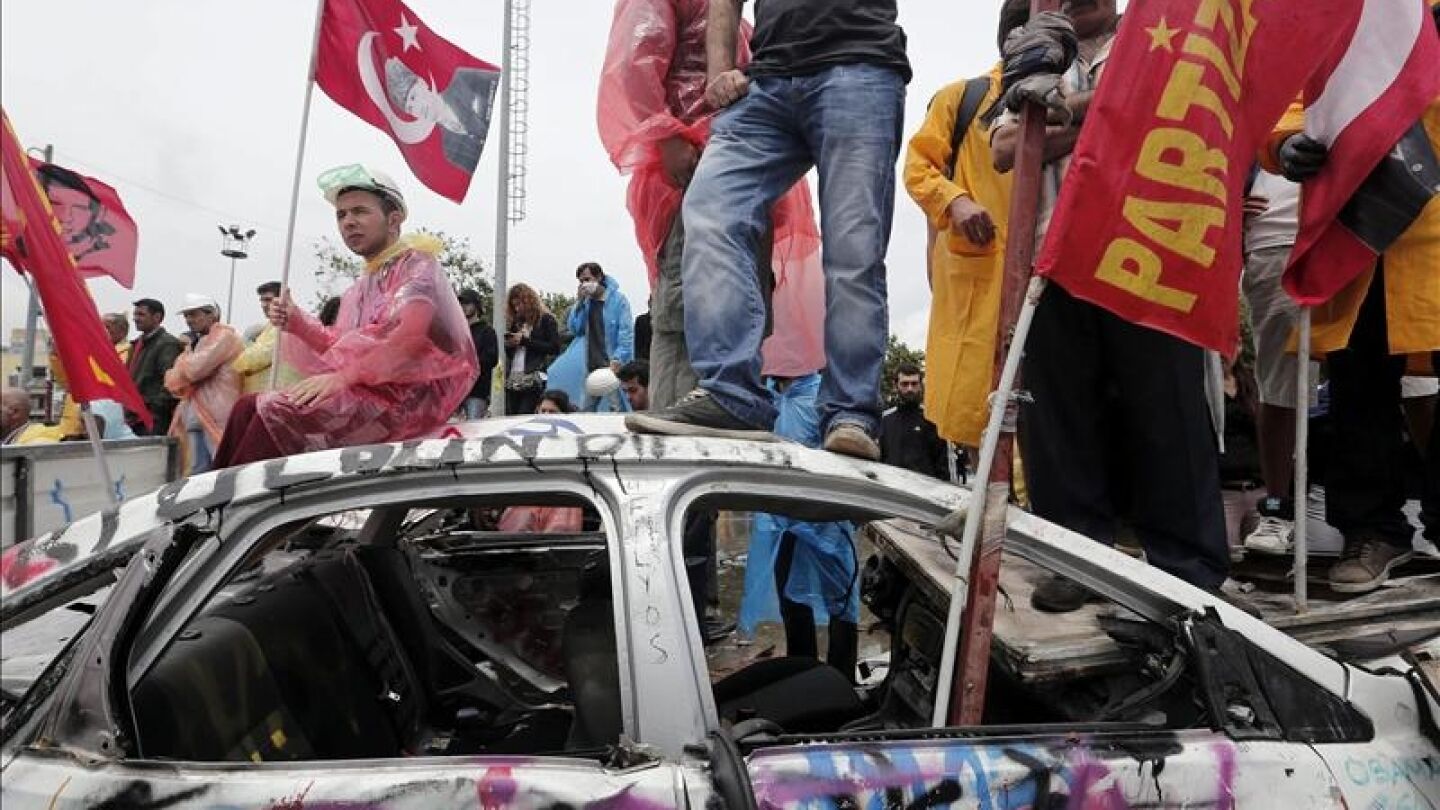 Manifestantes sostienen banderas del fundador de la Turqu&iacute;a moderna, Ataturk, en el parque Gezi en Estambul