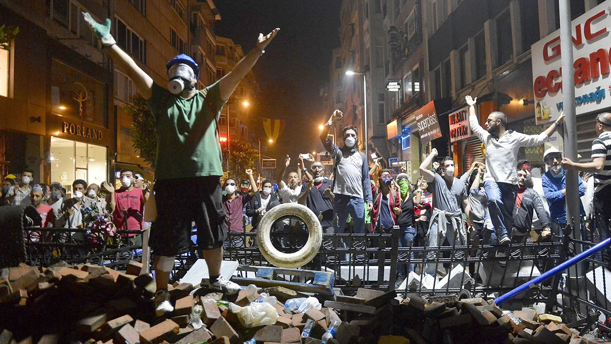 La Policía turca dispersa con gases lacrimógenos a los manifestantes para evitar nuevas concentraciones