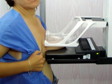 Mujer realizándose una mamografía Mujer realizándose una mamografía