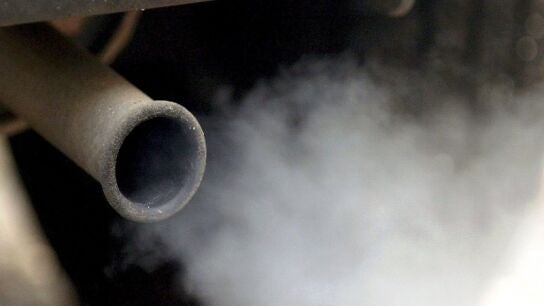 Un tubo de escape de un coche