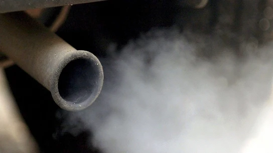 Un tubo de escape de un coche Un tubo de escape de un coche