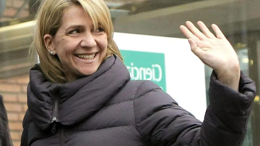 La infanta Cristina saluda