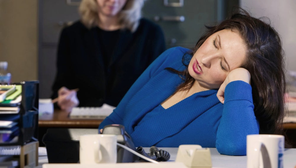 Mujer dormida en el trabajo
