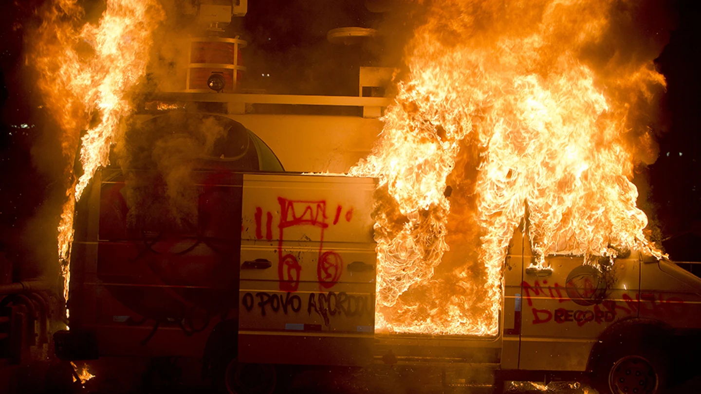 El vehículo de la cadena de televisión TV Record arde durante una protesta El vehículo de la cadena de televisión TV Record arde durante una protesta