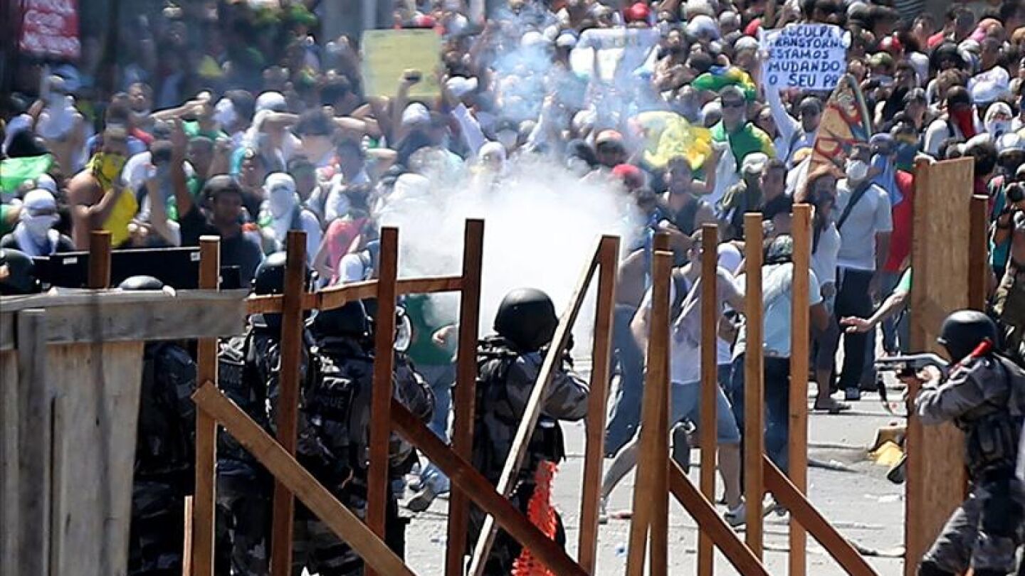 Manifestantes protestan en Fortaleza