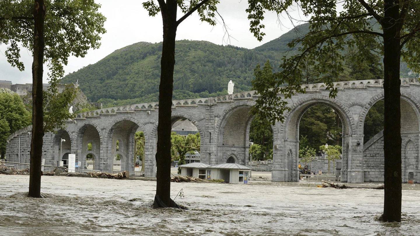 Inundación en Lourdes, Francia. Inundación en Lourdes, Francia.