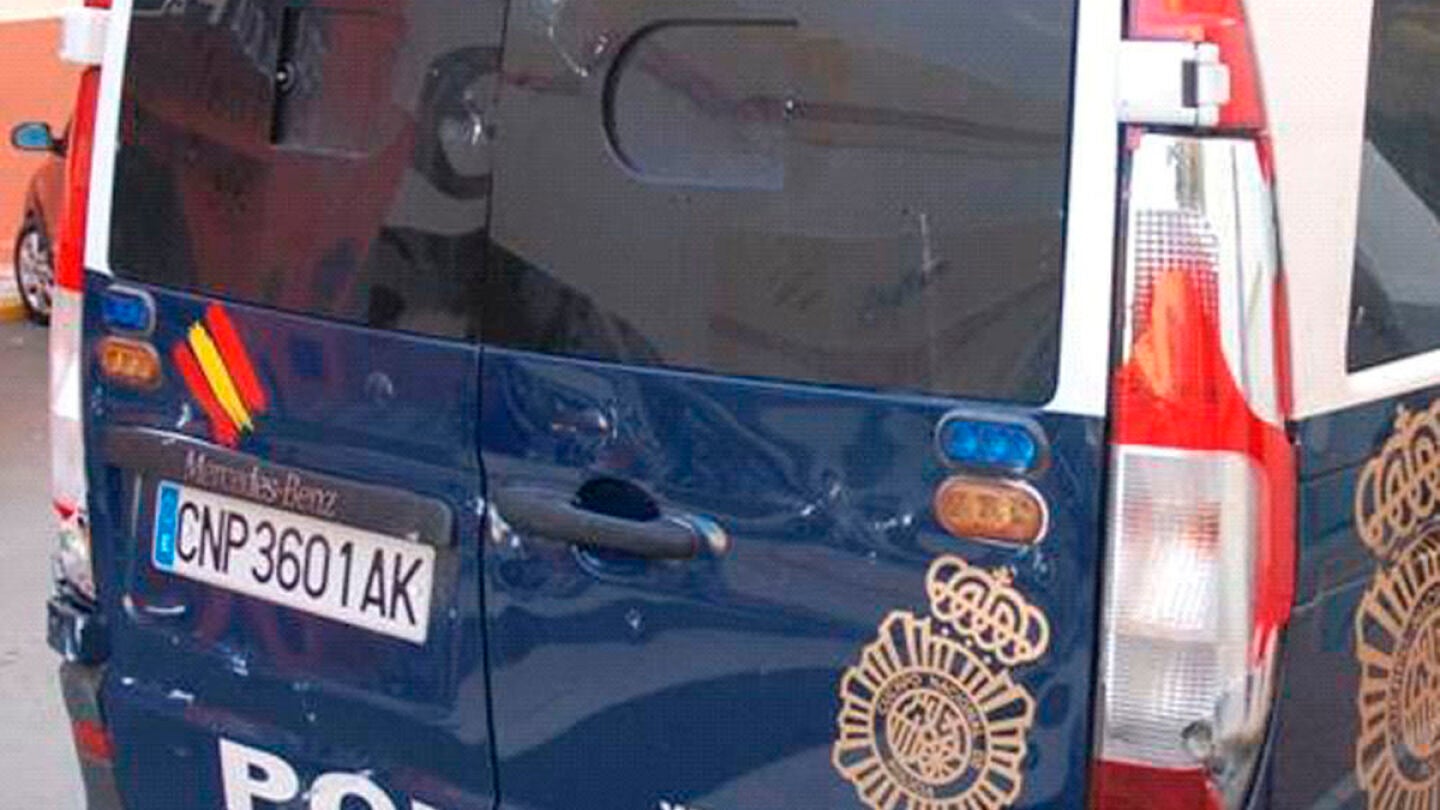 Un furg&oacute;n de la Polic&iacute;a Nacional en Ceuta. 