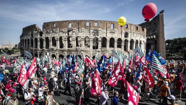 Manifestantes italianos ante el Coliseo de Roma