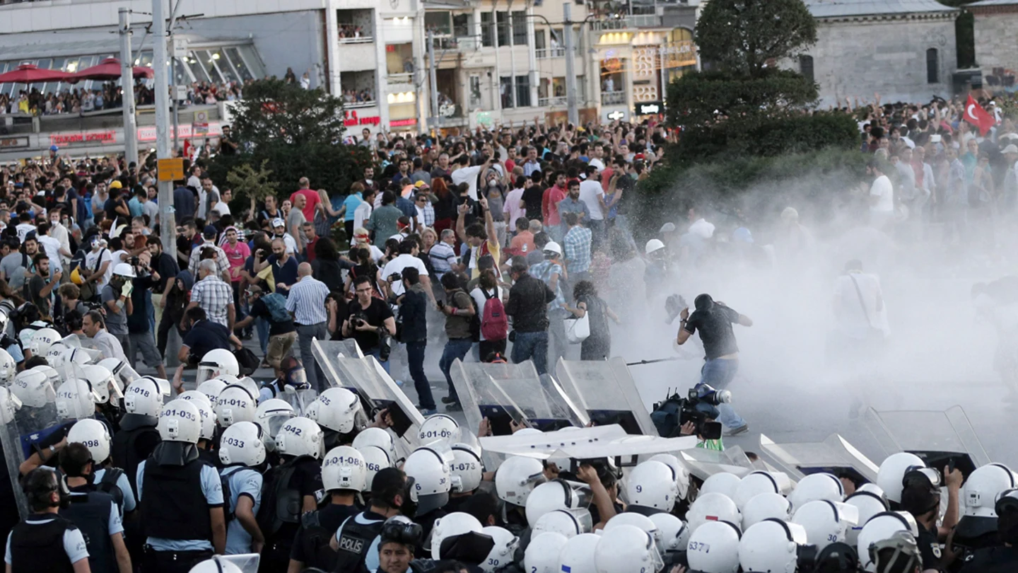 Las fuerzas antidisturbios desalojó en Estambul, con blindados y cañones de agua Las fuerzas antidisturbios desalojó en Estambul, con blindados y cañones de agua