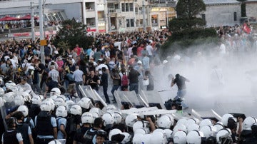 Las fuerzas antidisturbios desalojó en Estambul, con blindados y cañones de agua