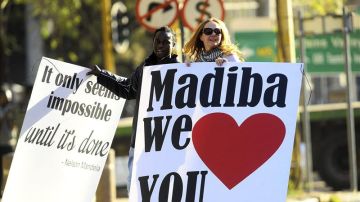 Pancartas con mensajes de apoyo para el expresidente sudafricano Nelson Mandela