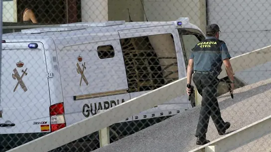 El juez Ruz envía a prisión incondicional y sin fianza a Luis Bárcenas por "riesgo de fuga" El juez Ruz envía a prisión incondicional y sin fianza a Luis Bárcenas por "riesgo de fuga"