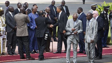 Obama llega a Sudáfrica, donde tras una "gran mejoría", el pronóstico de Mandela sigue siendo crítico