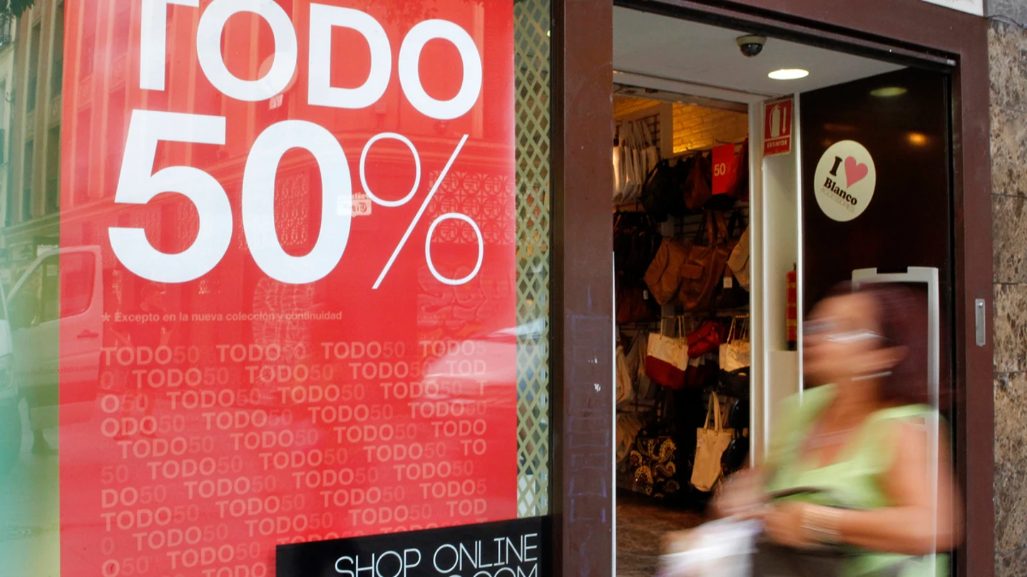 Escaparate anunciando las rebajas de verano. Escaparate anunciando las rebajas de verano.