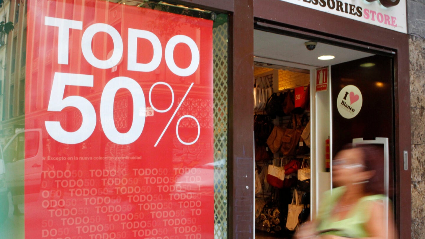 Escaparate anunciando las rebajas de verano.
