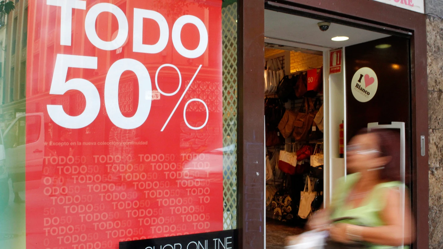 Escaparate de una tienda anunciando los descuentos durante las rebajas de verano. Escaparate de una tienda anunciando los descuentos durante las rebajas de verano.