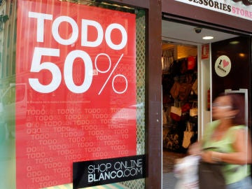 Escaparate de una tienda anunciando los descuentos durante las rebajas de verano. Escaparate de una tienda anunciando los descuentos durante las rebajas de verano.