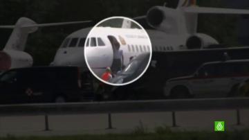 Evo Morales sube a su avión presidencial