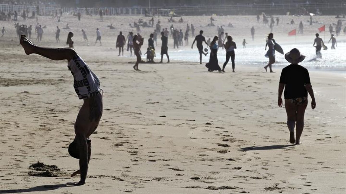 Personas disfrutando de la playa
