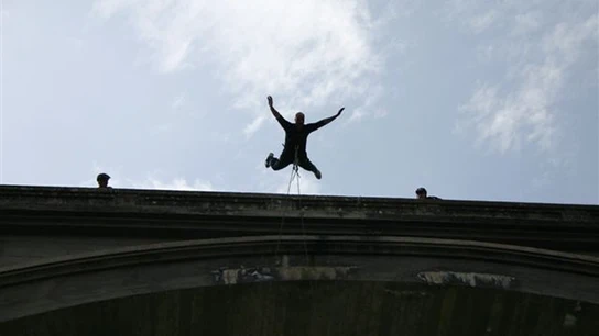 Una persona haciendo 'puenting' Una persona haciendo 'puenting'