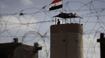 Soldados egipcios permanecen en una torre de control