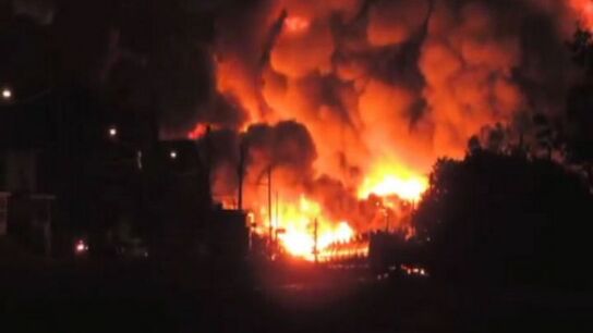 Un tren en Canad&aacute; cargado de petr&oacute;leo explosiona en medio de una ciudad
