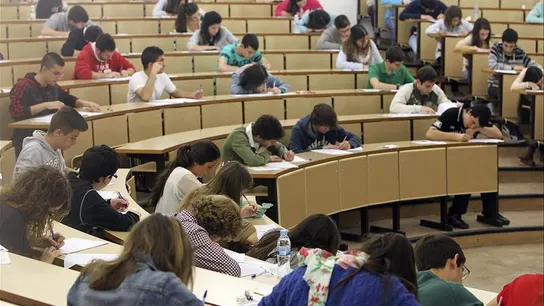 Estudiantes realizan un examen Llegan los exámenes