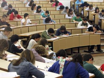 Estudiantes realizan un examen Estudiantes realizan un examen