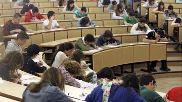Estudiantes realizan un examen 