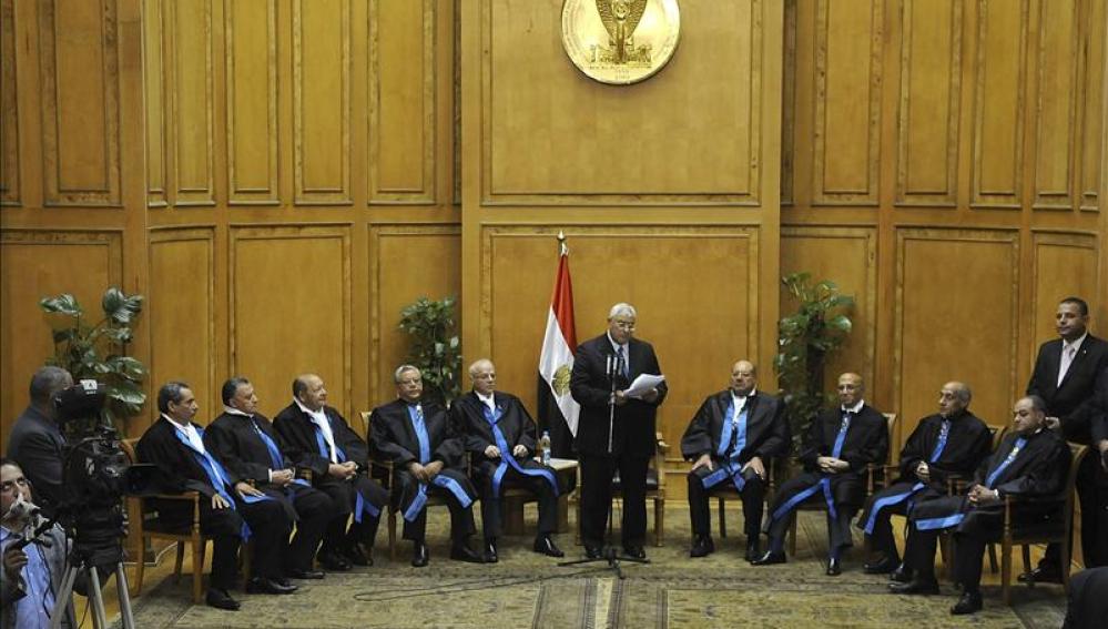 El nuevo presidente interino de Egipto, Adli Mansur, jura su cargo