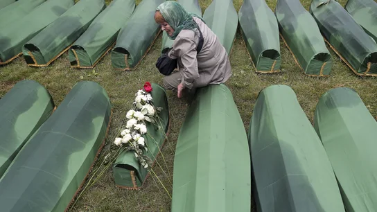Una mujer llora la muerte de un recién nacido en el genocidio de Srebrenica. Una mujer llora la muerte de un recién nacido en el genocidio de Srebrenica.