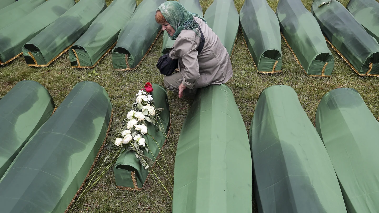 Una mujer llora la muerte de un recién nacido en el genocidio de Srebrenica. Una mujer llora la muerte de un recién nacido en el genocidio de Srebrenica.