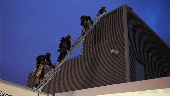 Las activistas del grupo ecologista Greenpeace proceden a escalar el rascacielos Shard Las activistas del grupo ecologista Greenpeace proceden a escalar el rascacielos Shard
