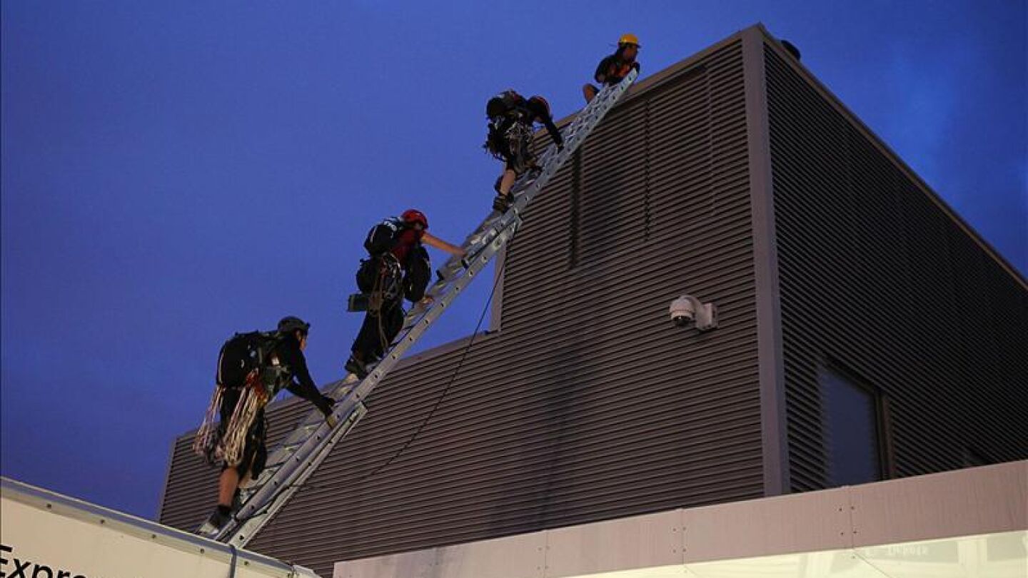 Las activistas del grupo ecologista Greenpeace proceden a escalar el rascacielos Shard