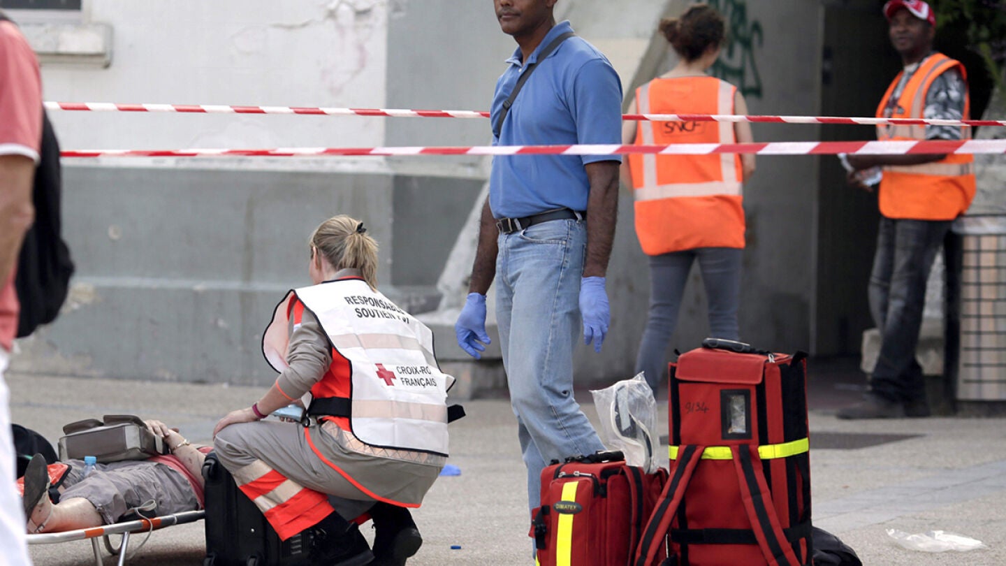 Los servicios de emergencia atienden a las victimas en Paris 