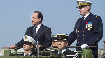  Francois Hollande en el desfile del 14 de julio en París