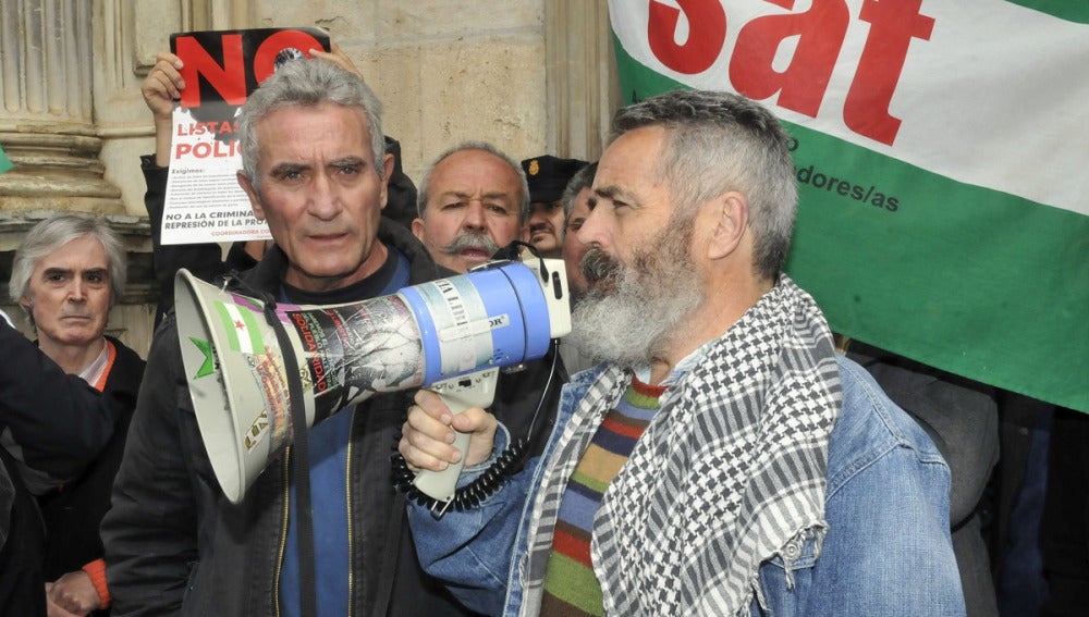 Sánchez Gordillo junto a Diego Cañamero, a la salida del Tribunal Superior de Justicia de Andalucía.  