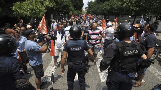 Empleados p&uacute;blicos protestan en Grecia