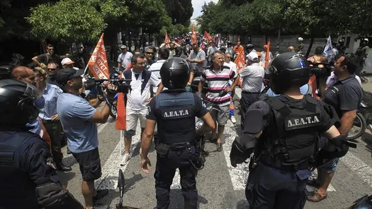 Empleados públicos protestan en Grecia Empleados públicos protestan en Grecia