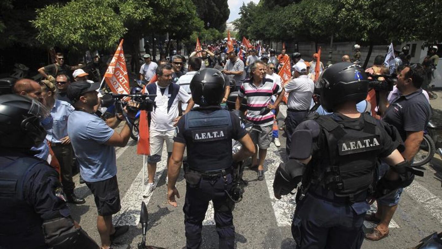 Empleados p&uacute;blicos protestan en Grecia