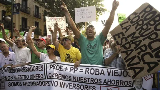 Varias personas sostienen pancartas durante la concentración Varias personas sostienen pancartas durante la concentración