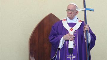 El papa Francisco ofrece una misa durante su visita a la isla de Lampedusa (Italia).