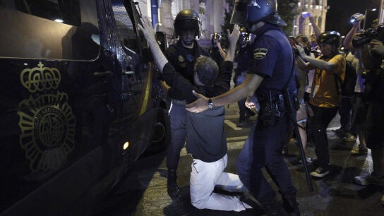 La Polic&iacute;a retiene a un manifestante en Madrid