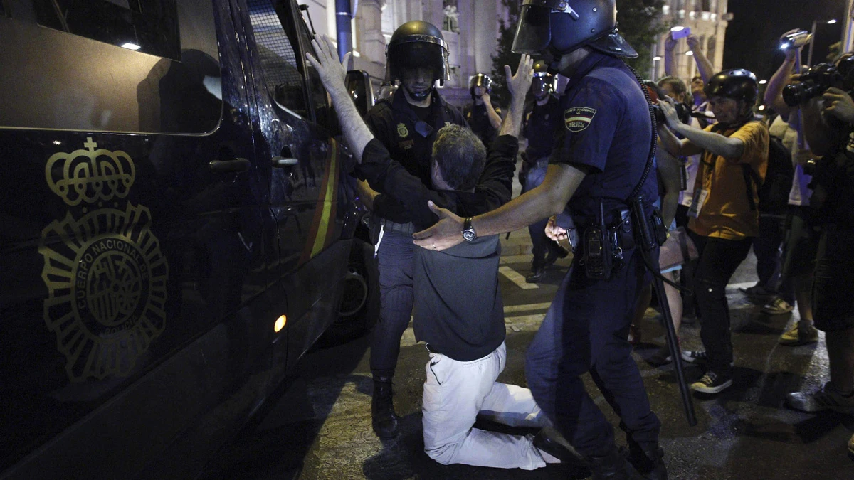 La Polic&iacute;a retiene a un manifestante en Madrid