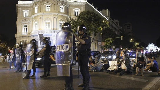 Agentes antidisturbios vigilan la plaza Cibeles Agentes antidisturbios vigilan la plaza Cibeles