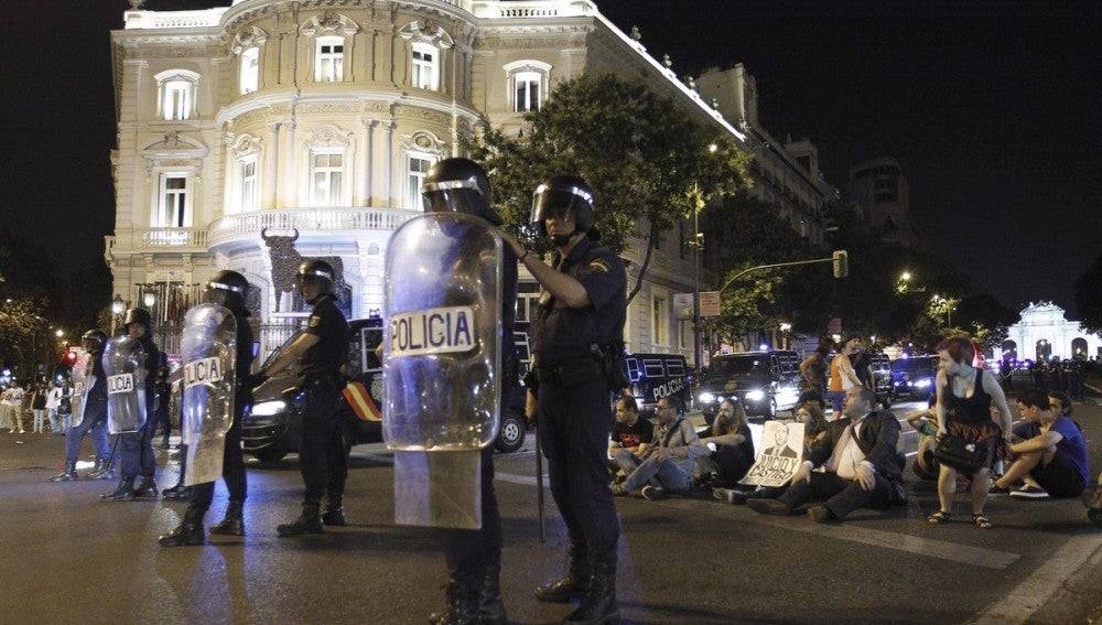 Agentes antidisturbios vigilan la plaza Cibeles